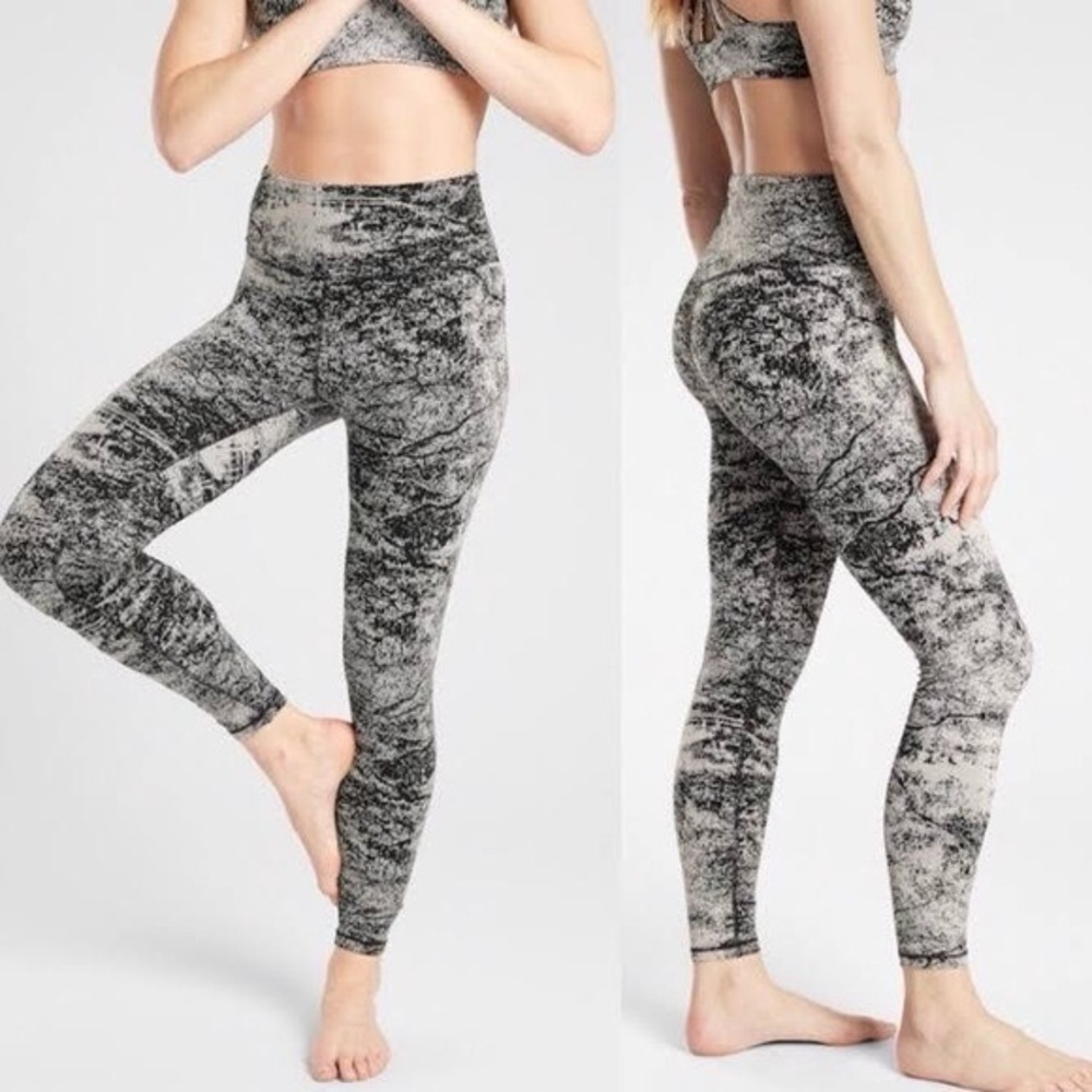 Athleta Black and White Elation Glades 7/8 Tights size small